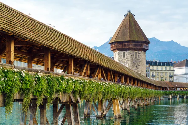 Дерев'яний Капличний міст (Xiv м.) і водонапірної башти, Люцерн, Switzerl Стокова Картинка