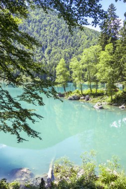 güzel manzara ile dağ gölü