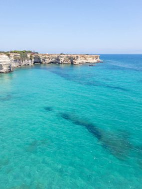 Torre Sant Andrea kayalıklarla