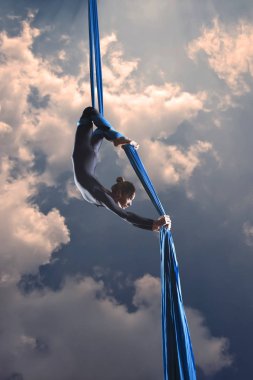 güzel kadın hava ipek ile dans