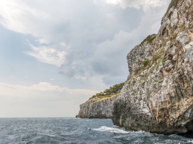 Apulia kayalık uçurum