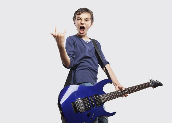 Junge spielt E-Gitarre — Stockfoto