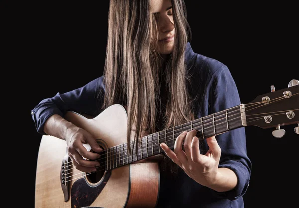 Женщина играет на акустической гитаре — стоковое фото