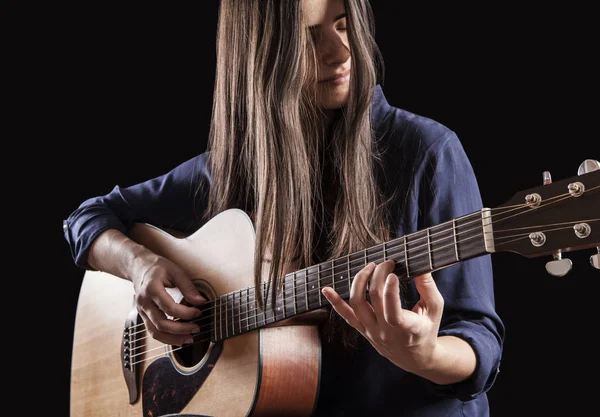 Frau spielt Akustikgitarre — Stockfoto