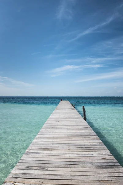 Bacino di legno sul blu del mare tropicale — Foto Stock