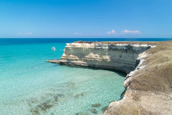 Torre Sant Andrea kayalıklarla — Stok fotoğraf