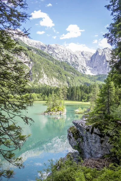 Schöne Landschaft mit Bergsee — Stockfoto