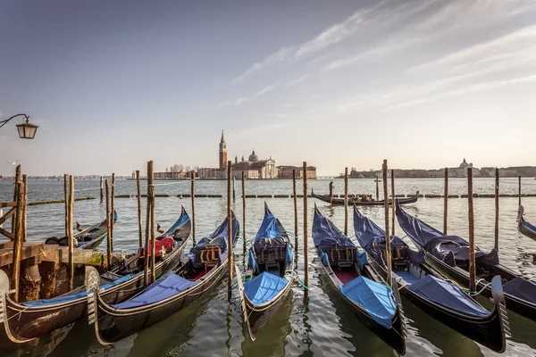 Gondalas flotando en Venecia —  Fotos de Stock