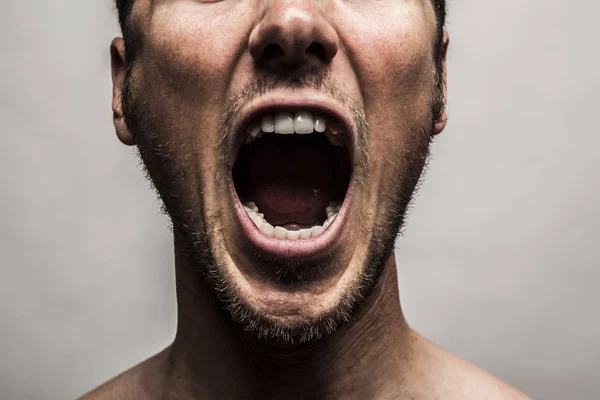 Hombre gritando cara — Foto de Stock
