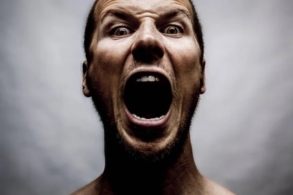 Férfi kiabálás arcát — Stock Fotó