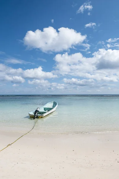 Barca sulla spiaggia tropicale bianca — Foto Stock