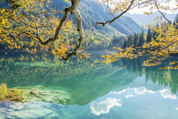 Schöner Bergsee im Herbst — Stockfoto