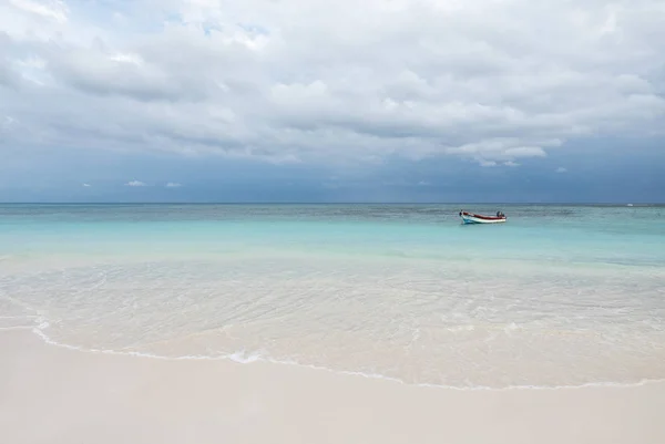 Tropisch strand in de Caribische Zee — Stockfoto