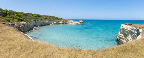 Torre Sant Andrea kayalıklarla — Stok fotoğraf