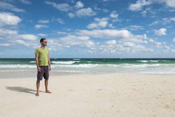 Młody człowiek na tropikalnej plaży — Zdjęcie stockowe