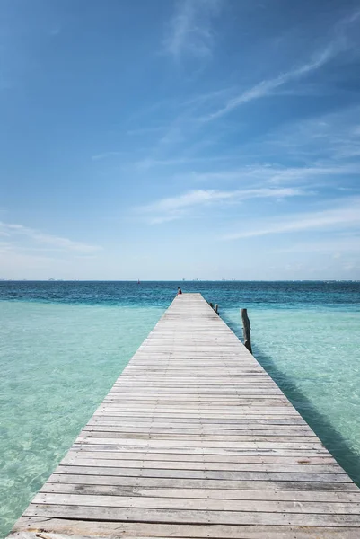 Bacino di legno sul blu del mare tropicale — Foto Stock