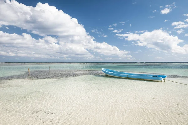 Boot op witte tropisch strand — Stockfoto