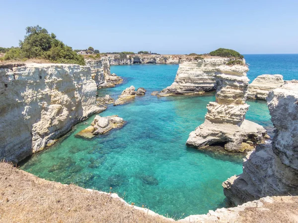 Torre Sant Andrea kayalıklarla — Stok fotoğraf