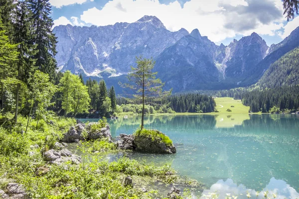 Krásná krajina s horské jezero — Stock fotografie