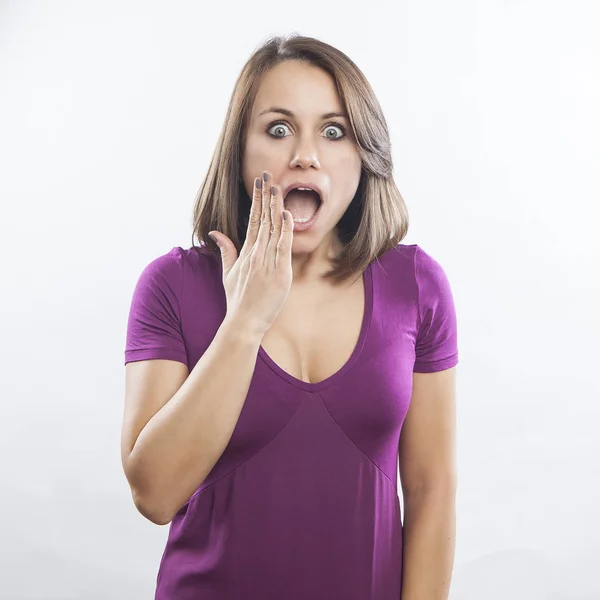 Mladá žena ve fialové tričko — Stock fotografie