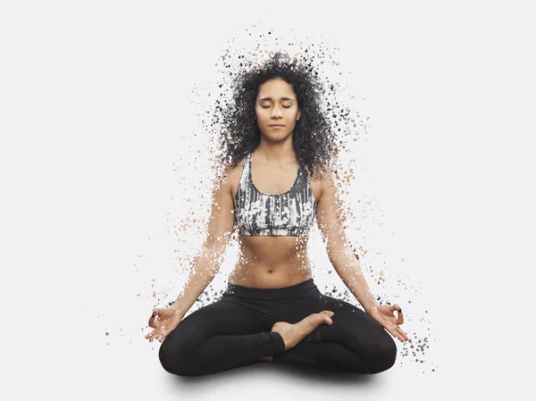 Frau meditiert in Yoga-Lotusposition lizenzfreie Stockfotos