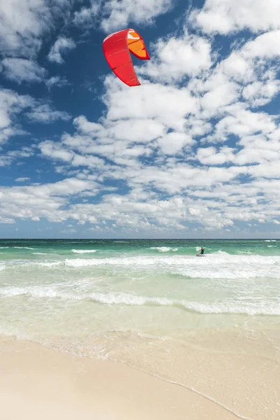 Kite surfare på tropical beach Stockbild