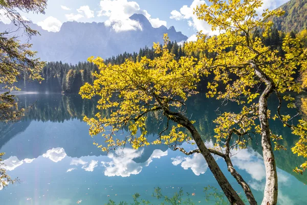 Schöner Bergsee im Herbst lizenzfreie Stockfotos