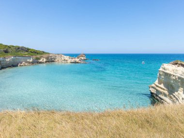 Torre Sant Andrea kayalıklarla