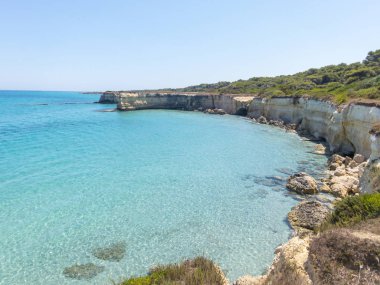 Torre Sant Andrea kayalıklarla