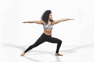 Yoga savaşçı poz yapıyor kadın