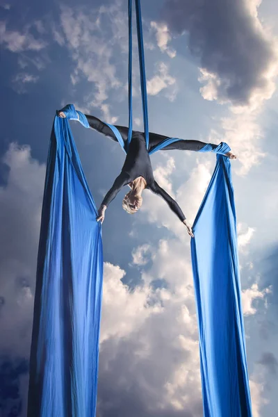 Hermosa mujer bailando con seda aérea —  Fotos de Stock