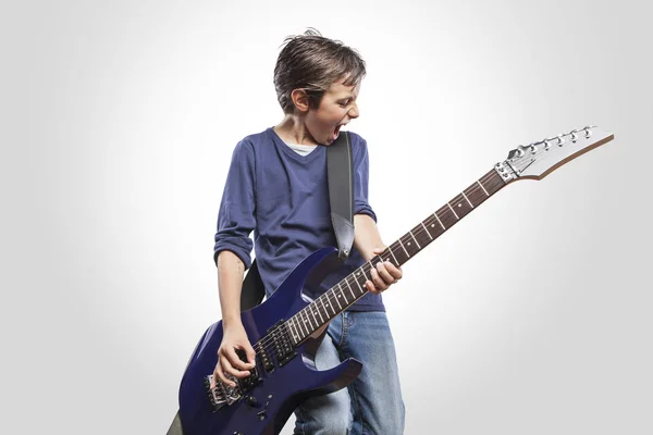 Chłopiec gra gitara elektryczna — Zdjęcie stockowe