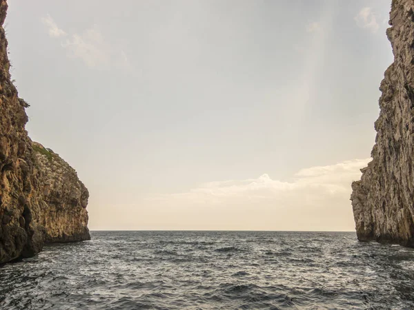 Skalistego urwiska w regionie apulia — Zdjęcie stockowe