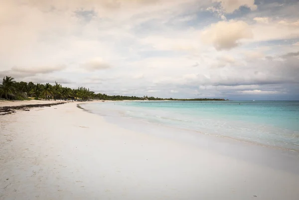 Beyaz tropik sahilde günbatımı — Stok fotoğraf
