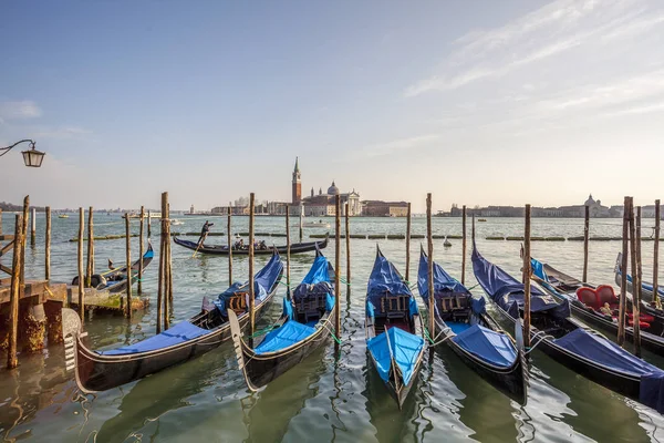 Gondalas flotando en Venecia —  Fotos de Stock