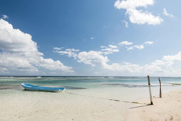 Barca sulla spiaggia tropicale bianca — Foto Stock