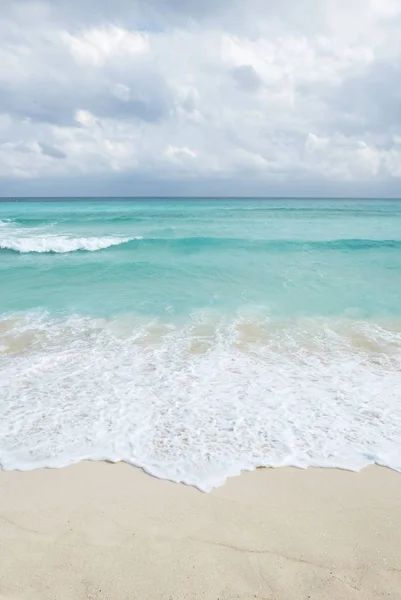 Biały tropikalnej plaży — Zdjęcie stockowe