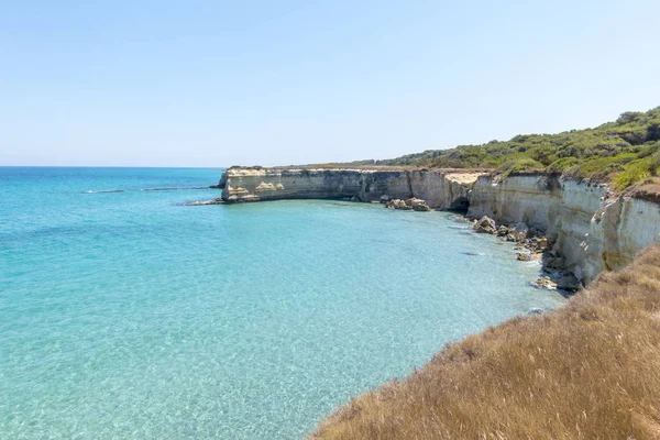 Torre Sant Andrea kayalıklarla — Stok fotoğraf