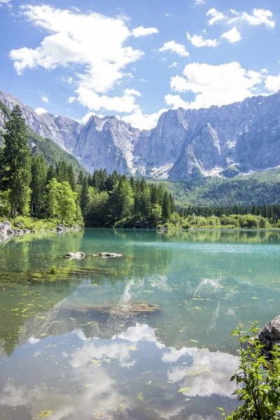 Hermoso paisaje con lago de montaña —  Fotos de Stock