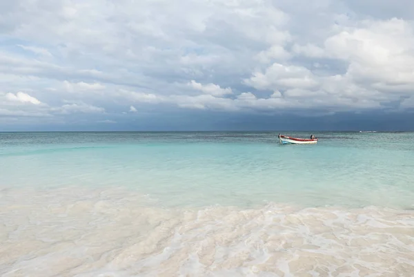 Spiaggia tropicale nel mare dei Caraibi — Foto Stock
