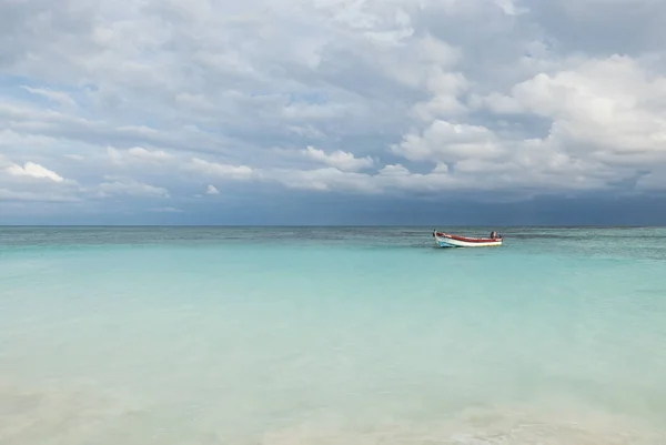 Spiaggia tropicale nel mare dei Caraibi — Foto Stock