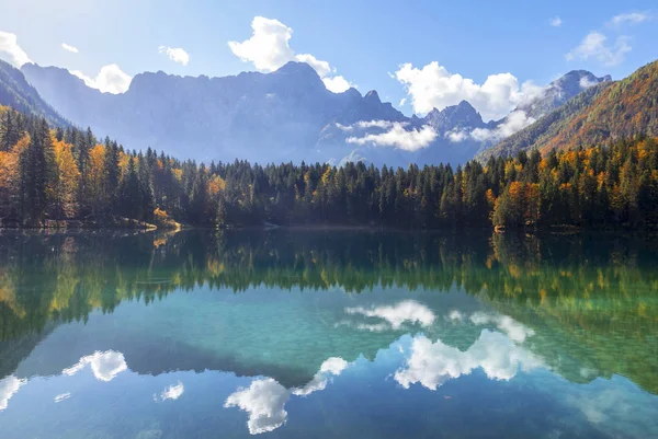 Krásné horské jezero na podzim — Stock fotografie