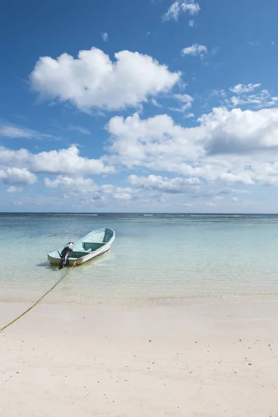 Boot op witte tropisch strand — Stockfoto