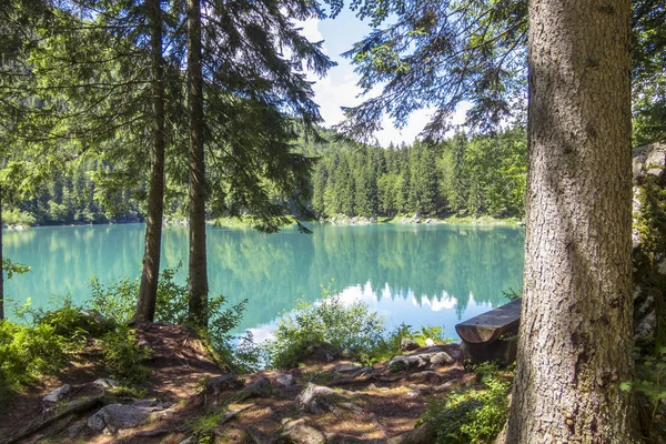 Krásné horské jezero — Stock fotografie