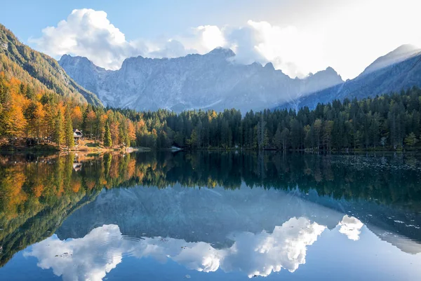 Krásné horské jezero na podzim — Stock fotografie