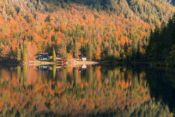 Schöner Bergsee im Herbst — Stockfoto