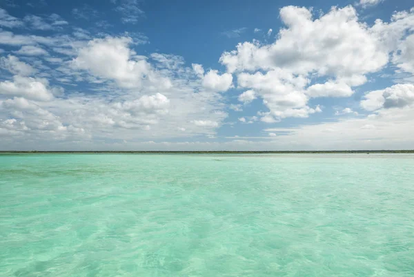 Blick auf die karibische Lagune bacalar Stockfoto