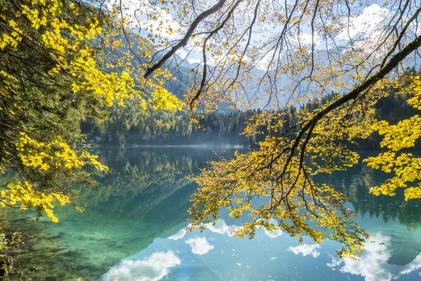 秋の美しい山の湖 ストック写真