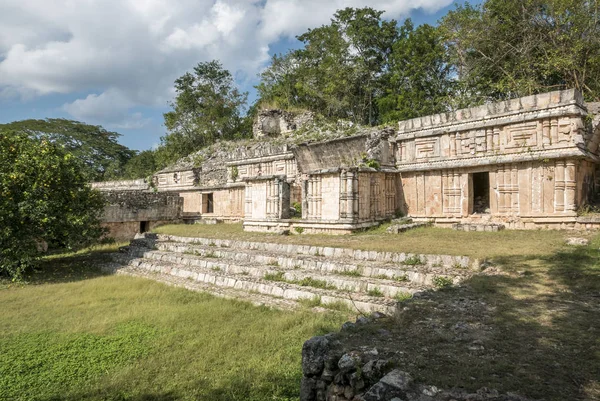 Maya-ruiner i Ruta Puuc Royaltyfria Stockbilder