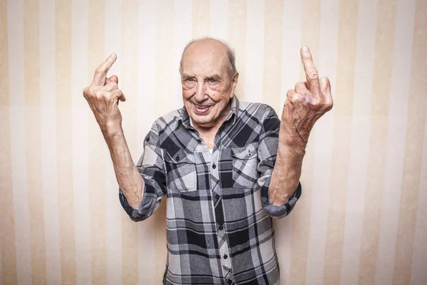 Homem idoso mostrando dedos do meio — Fotografia de Stock